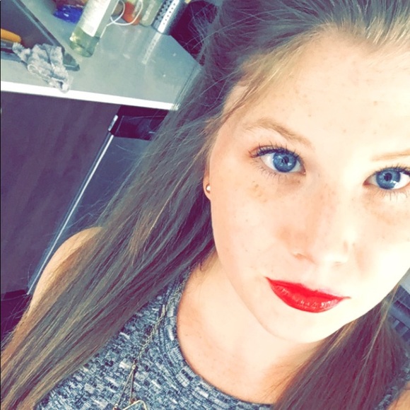 Meet your Posher, Carly - Picture 1 of 1